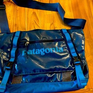 Patagonia Black Hole Mini 12L Messenger Bag